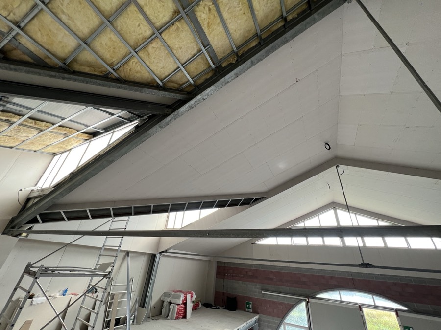 Controsoffitto in cartongesso con isolamento, stabile commerciale