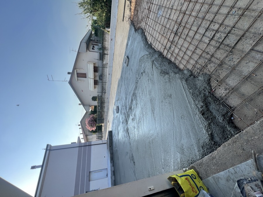 Massetto in fase iniziale di getto, cantiere EB Costruzioni